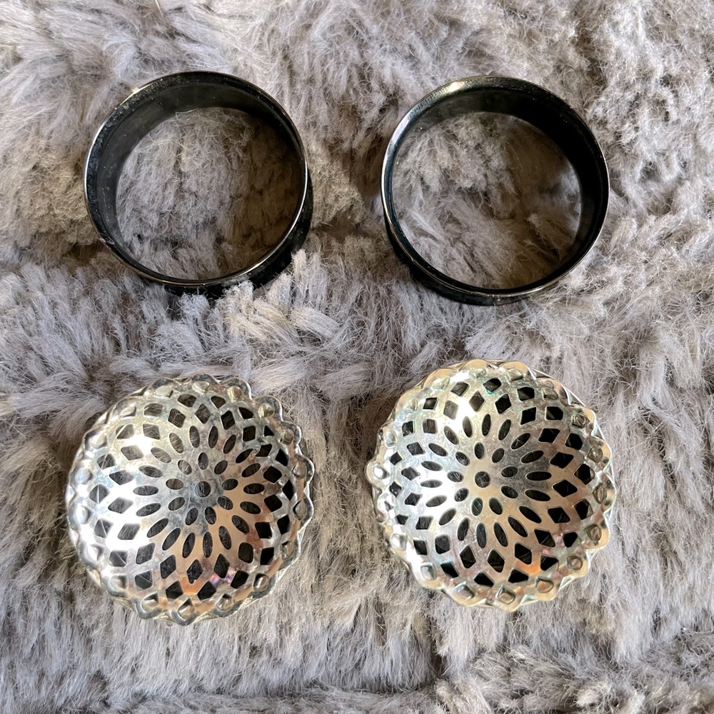 Two pair of metal 1 inch gauges tunnel and concave